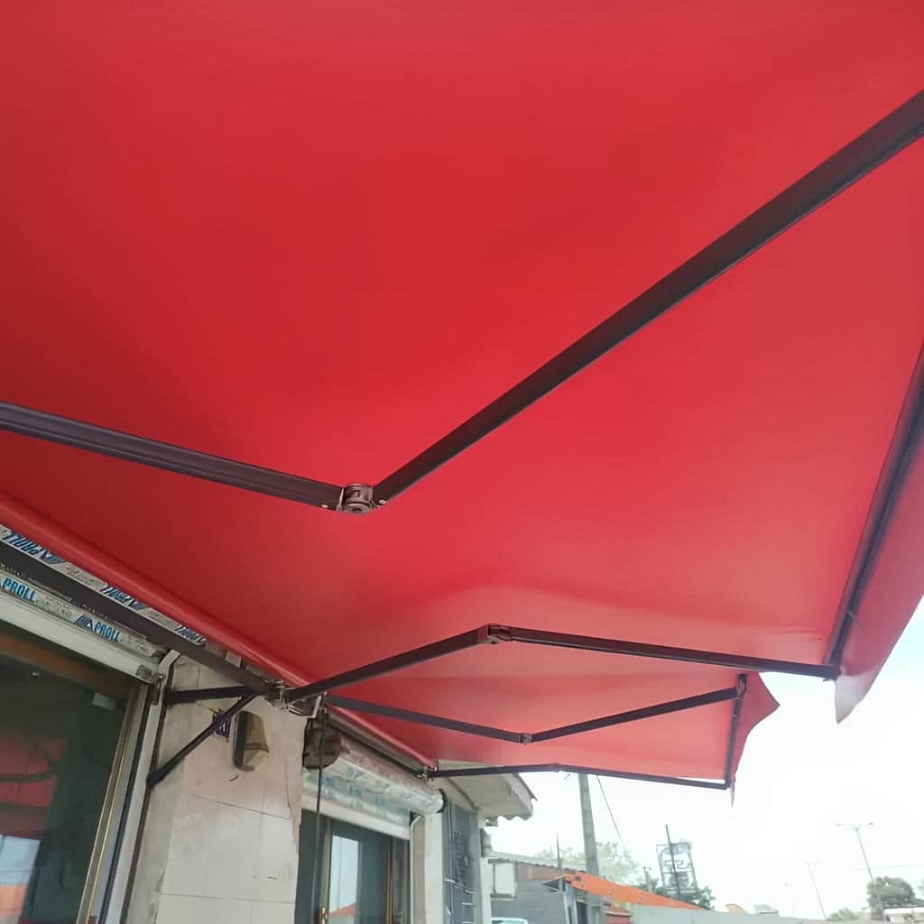 سایبان برقی جمع شونده در کرج با سازه سفید