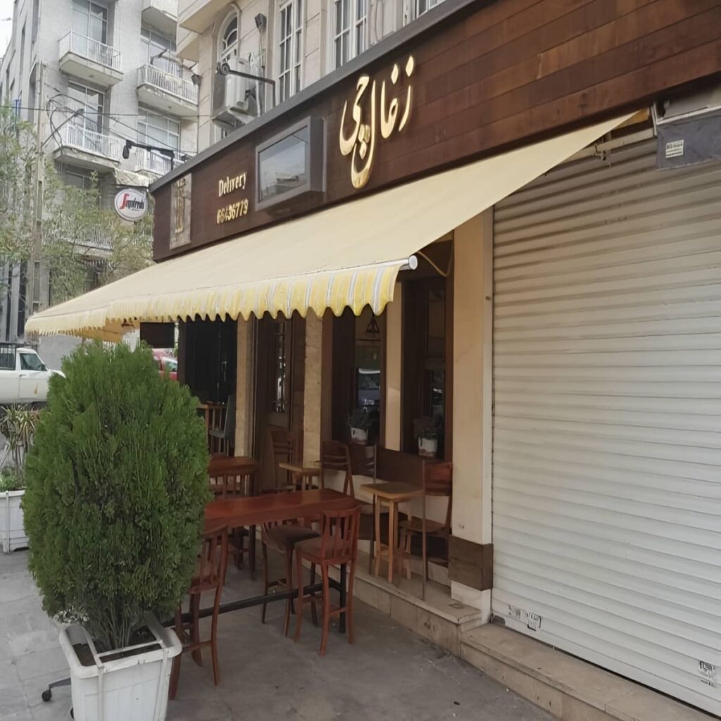 سایبان برقی خاکستری با پارچه ساده روی نمای سنگی