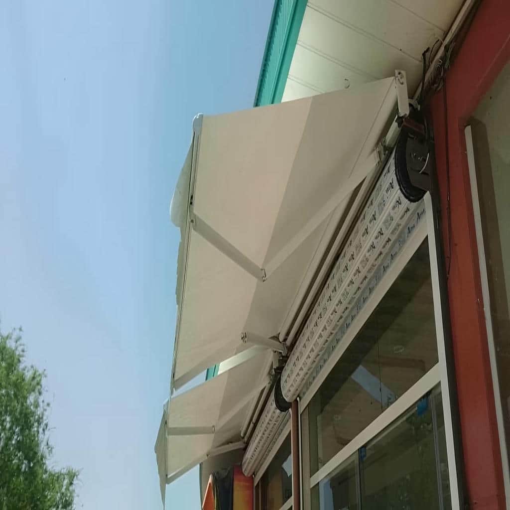 سایبان برقی سازه مشکی در اصفهان برای فروشگاه سایبان برقی سازه مشکی در اصفهان برای فروشگاه