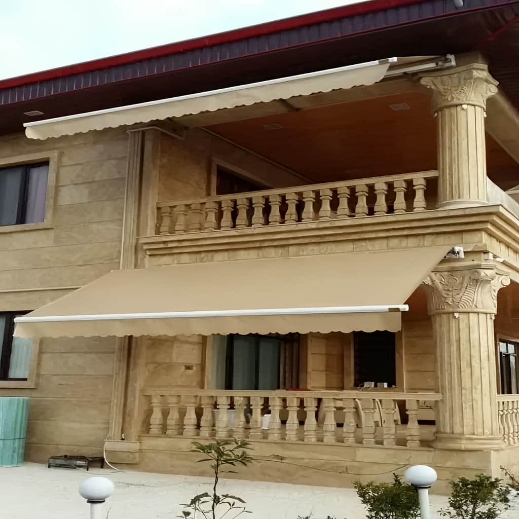 سایبان برقی سفید در بیرجند بالای ورودی فروشگاه
