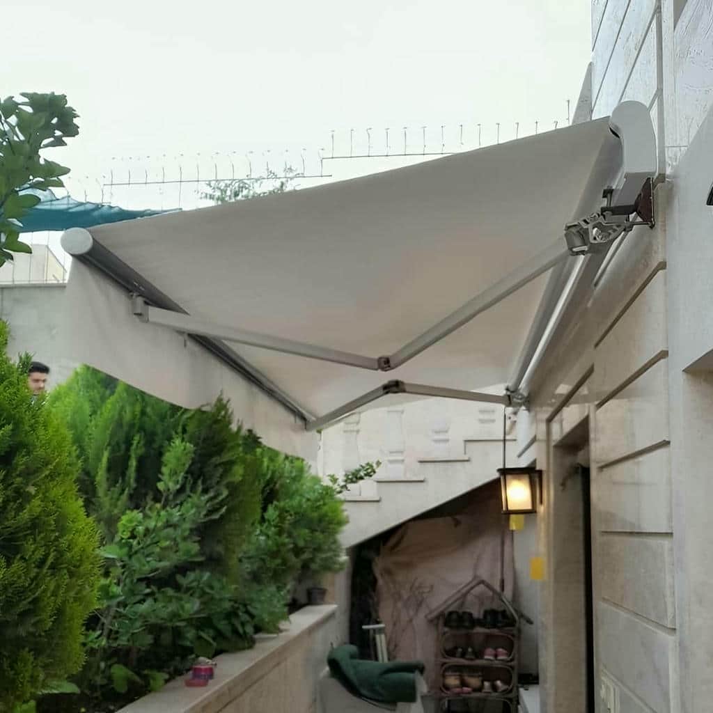 سایبان برقی مشکی در خرم آباد برای ورودی تجاری