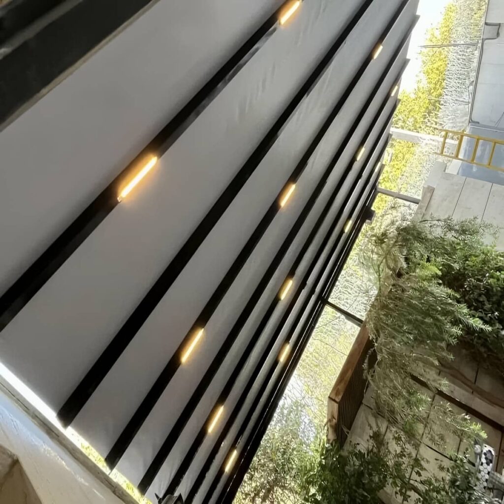 سایبان برقی کرم در استان بوشهر بالای پنجره بزرگ سایبان برقی کرم در استان بوشهر بالای پنجره بزرگ