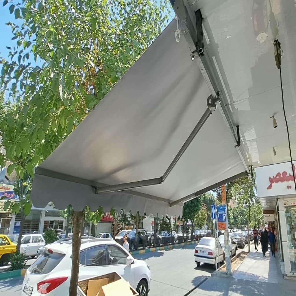 سایه بان متحرک طوسی در استان سمنان بالای پنجره
