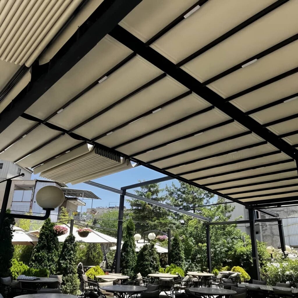 سایه بان متحرک طوسی در یزد کنار پنجره بزرگ