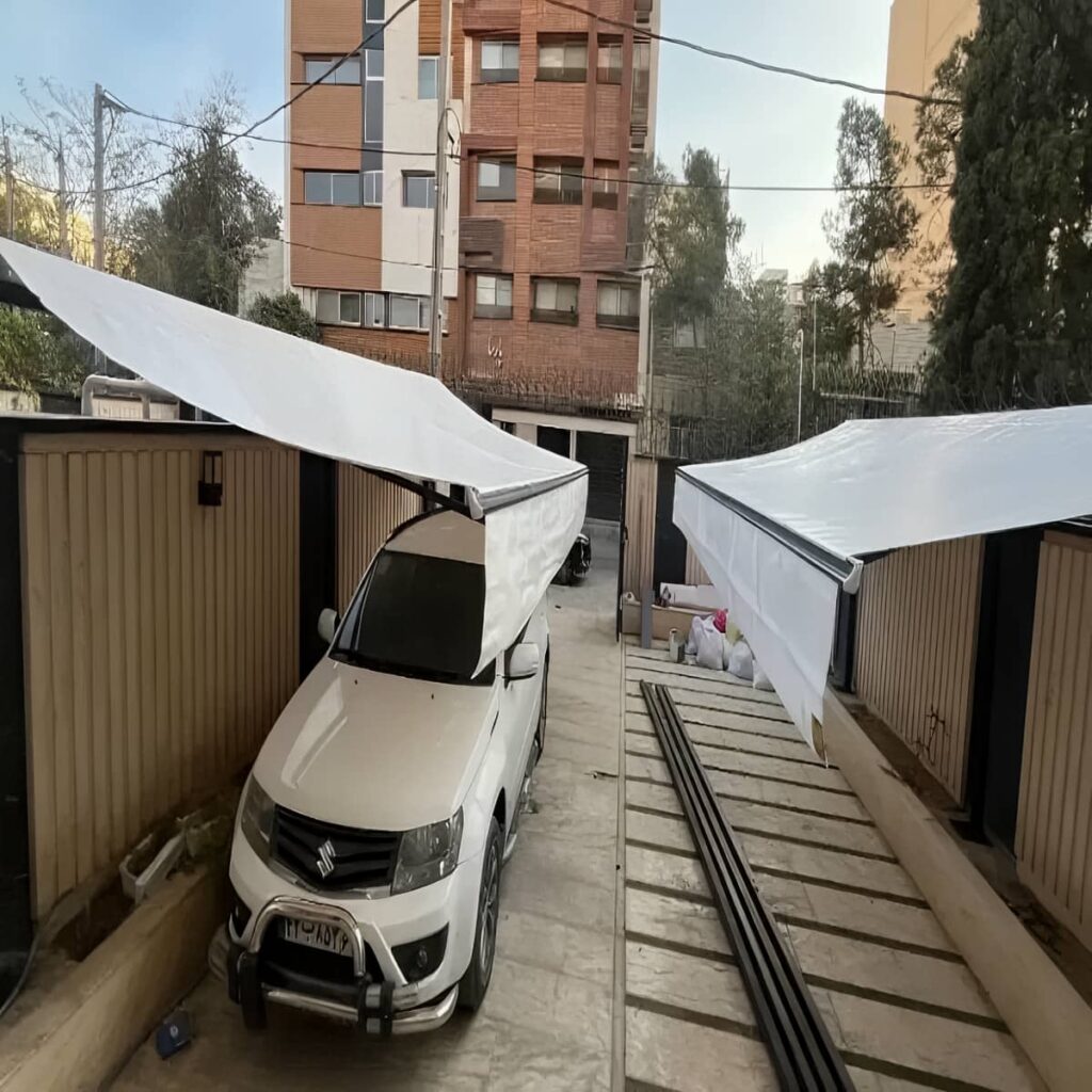 سایه بان متحرک کرم در بندرعباس کنار نمای تجاری سایه بان متحرک کرم در بندرعباس کنار نمای تجاری