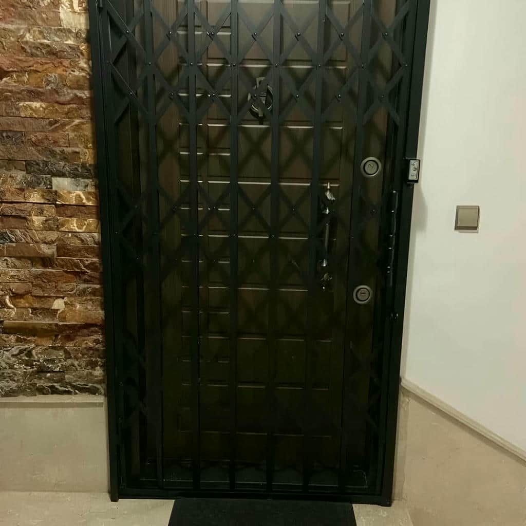 محافظ جمع شونده ورودی آپارتمان