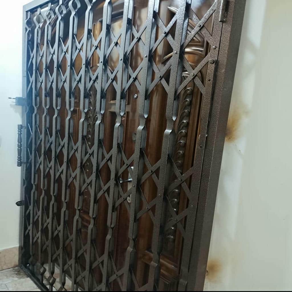 محافظ فلزی جمع شونده در مجتمع پرتردد
