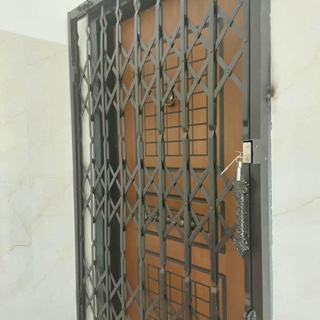 محافظ فلزی جمع شونده کنار درب محافظ فلزی جمع شونده کنار درب