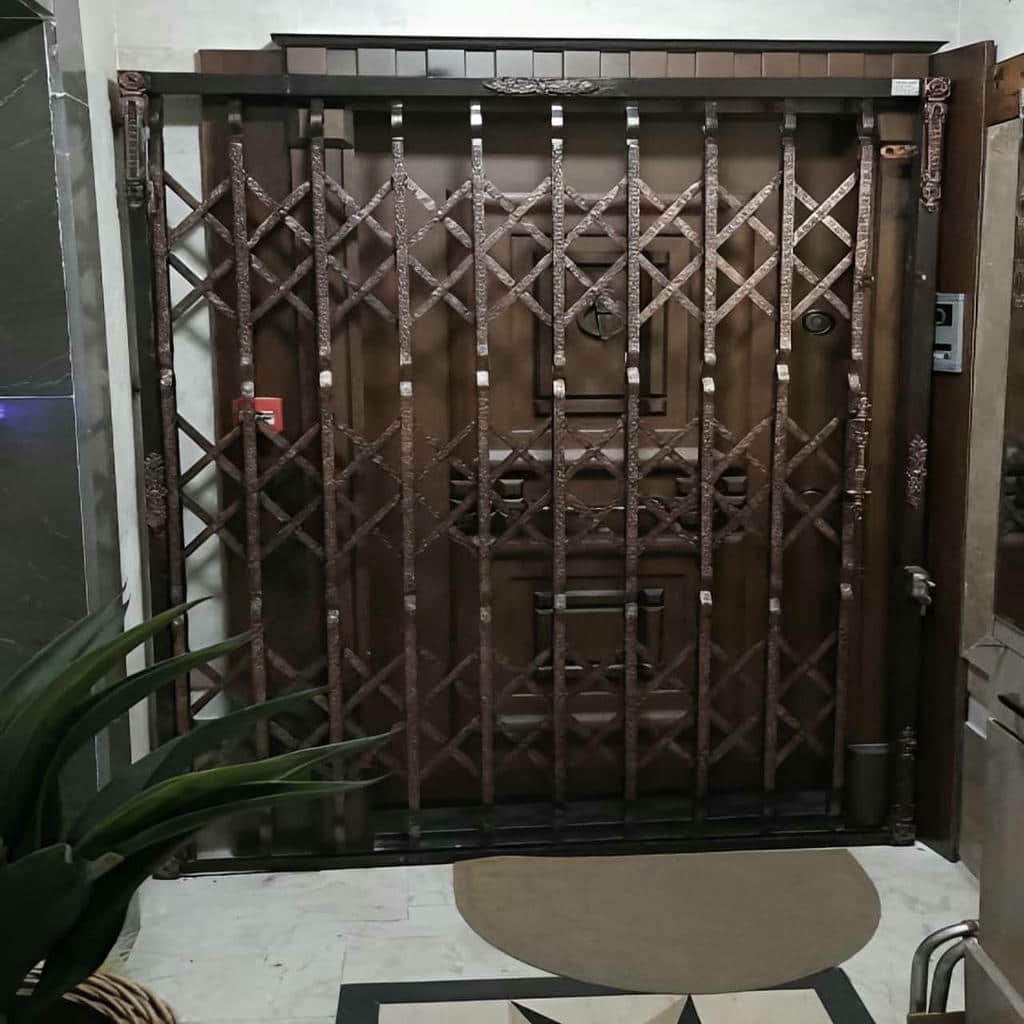 محافظ فلزی جمع شونده کنار چهارچوب آپارتمان