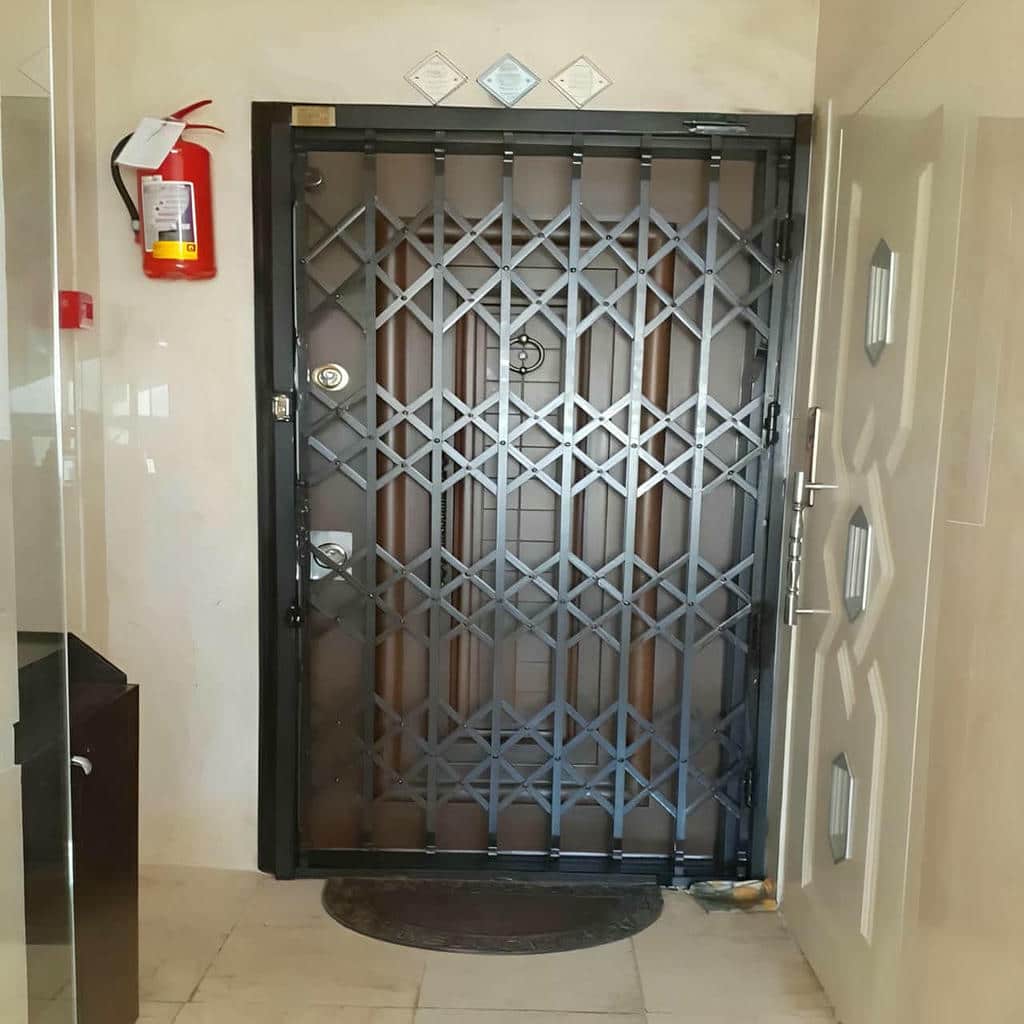 محافظ فلزی جمع شونده کنار چهارچوب ساختمان محافظ فلزی جمع شونده کنار چهارچوب ساختمان
