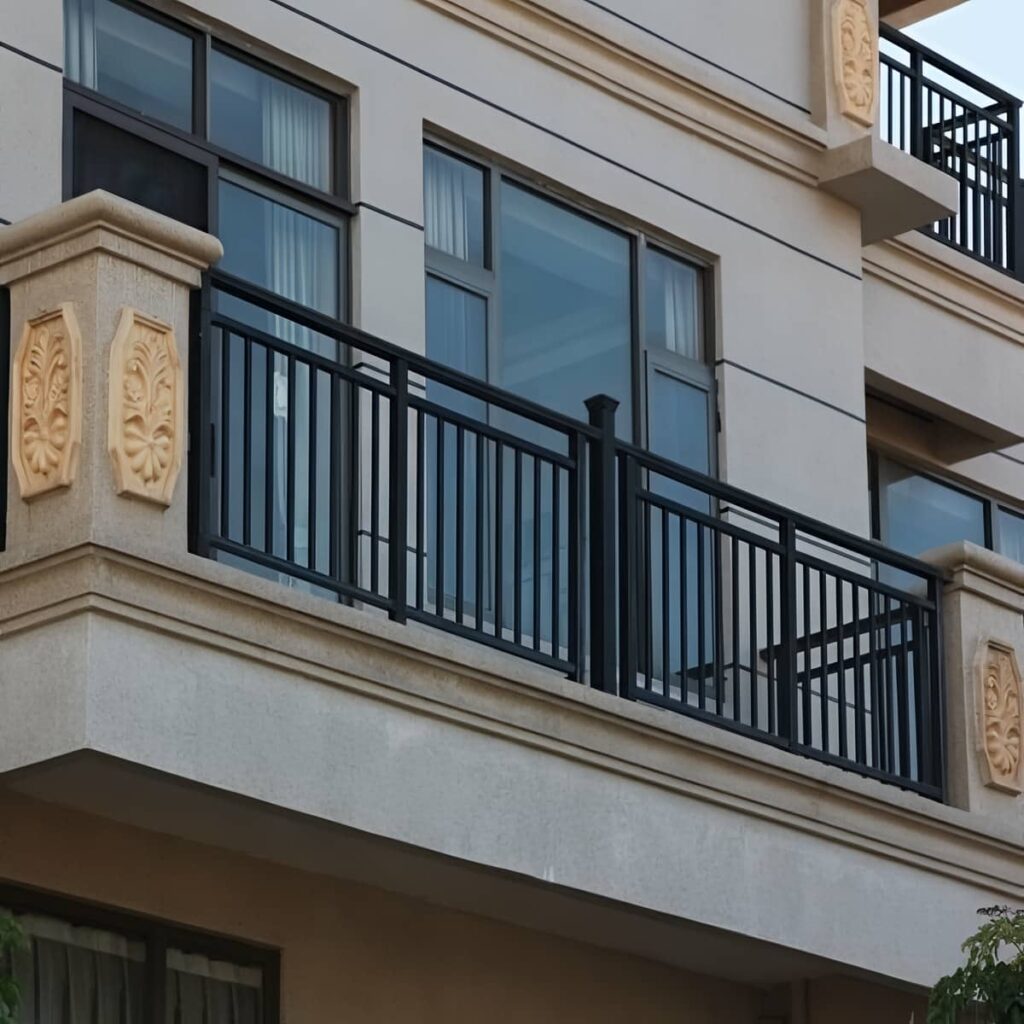 نرده بالکن خطی با پوشش مقاوم آفتاب