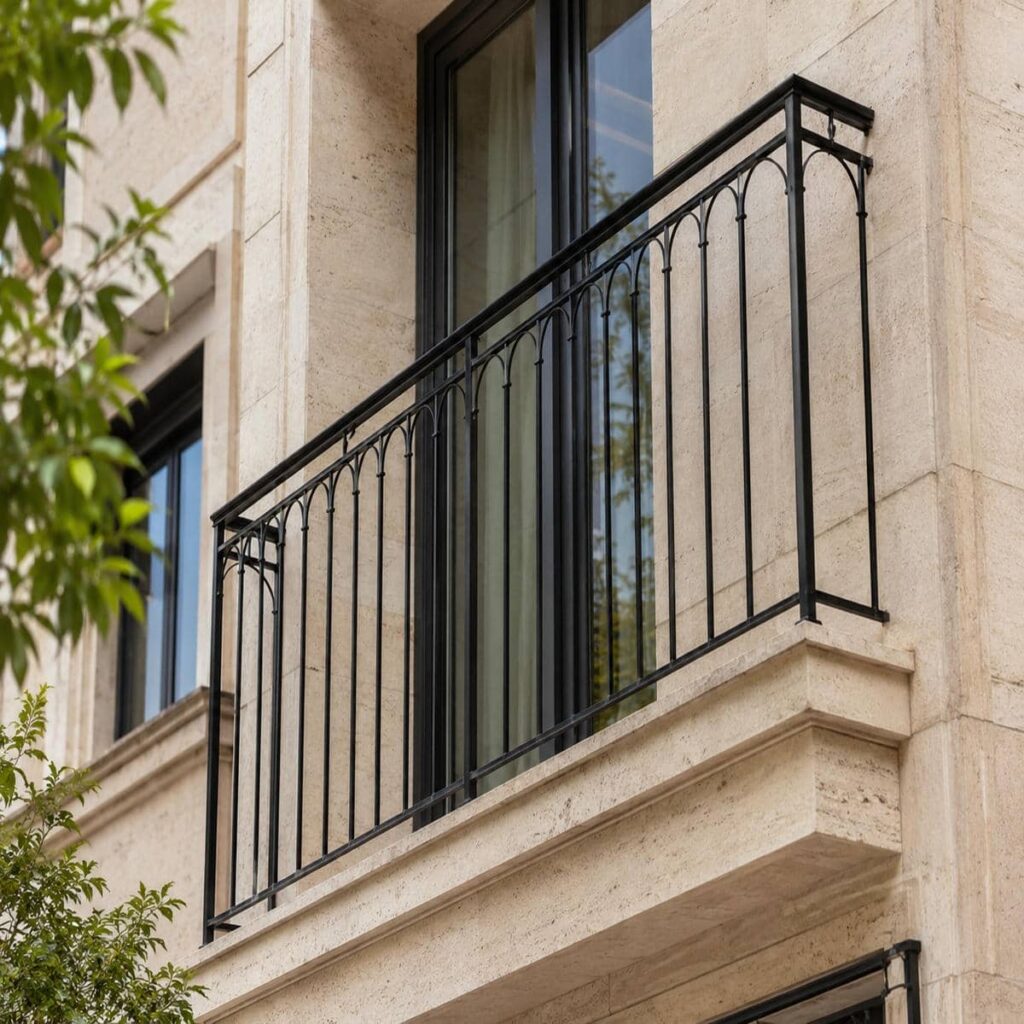 نرده بالکن خطی کنار نمای سنگی ویلا