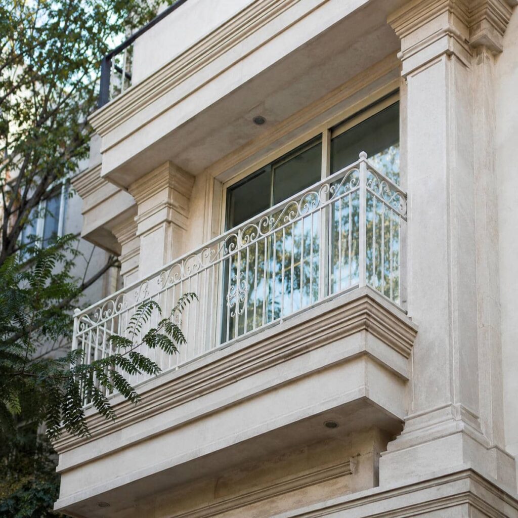 نرده بالکن سفارشی با خطوط عمودی باریک