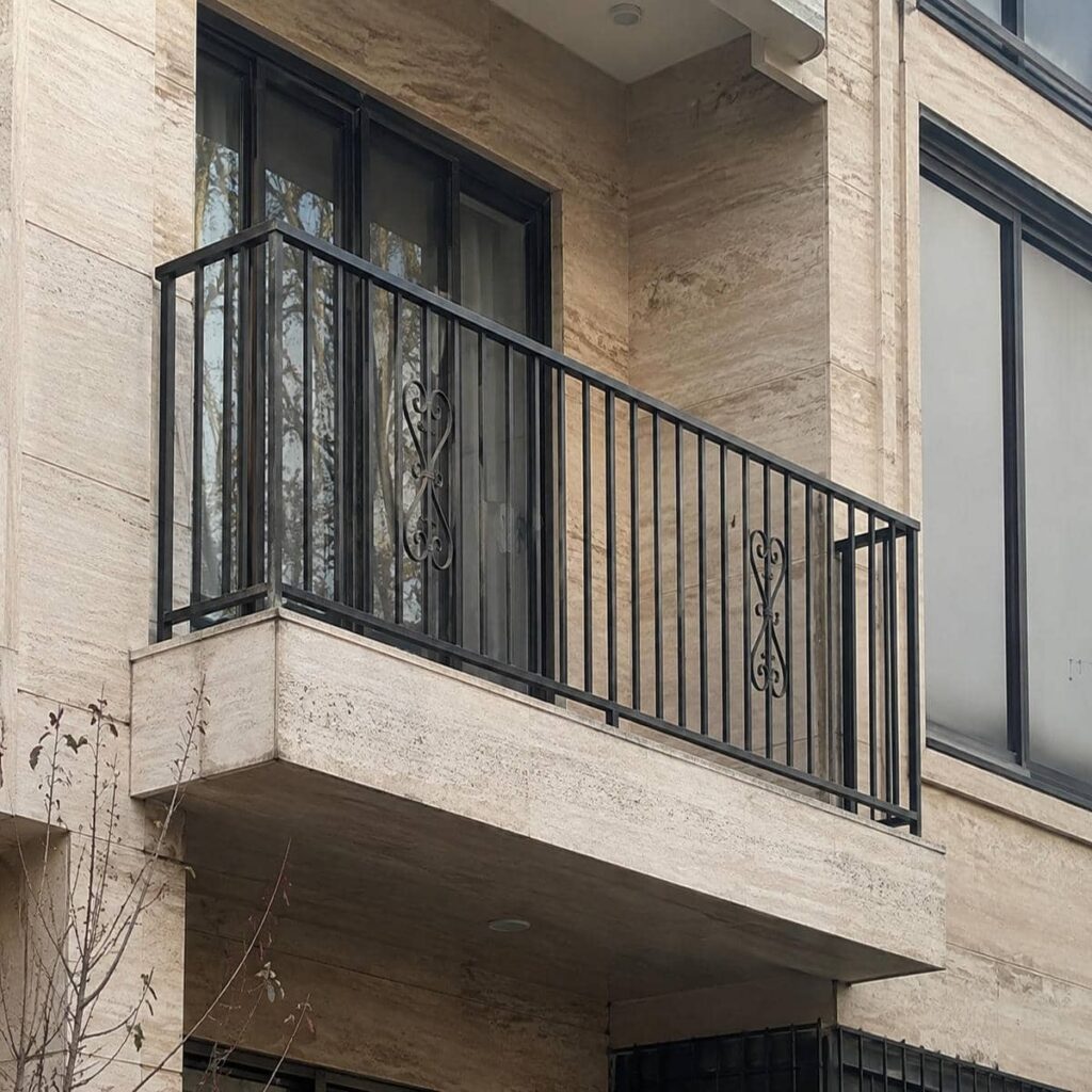 نرده بالکن سفارشی کنار نمای سنگی روشن