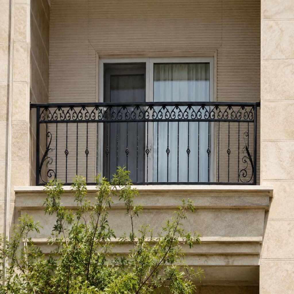 نرده بالکن مدرن کنار نمای روشن ساختمان