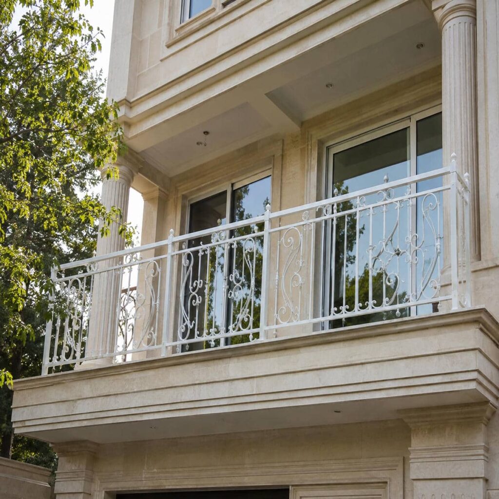 نرده بالکن مشکی با خطوط عمودی