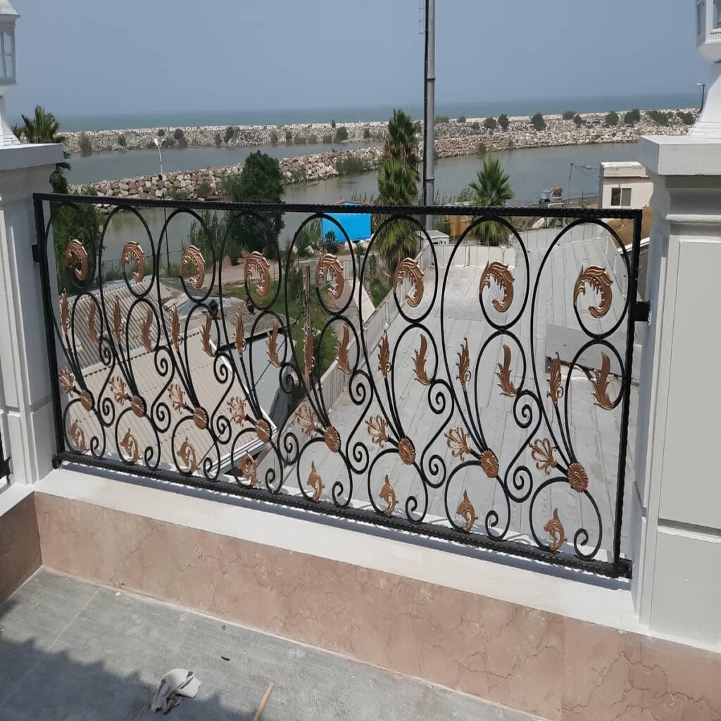 نرده بالکن کلاسیک با قوس تزئینی