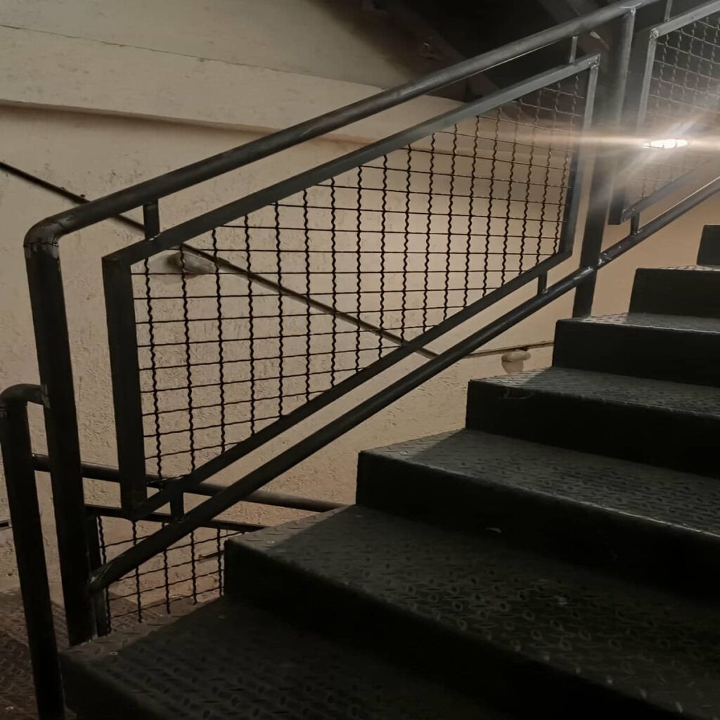 نرده راه پله فلزی با دست انداز چوبی استان اردبیل نرده راه پله فلزی با دست انداز چوبی استان اردبیل
