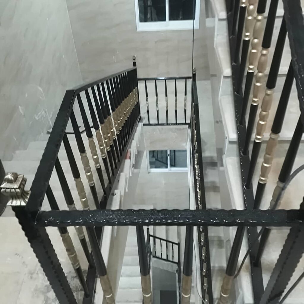 نرده راه پله مدرن ساختمان قم