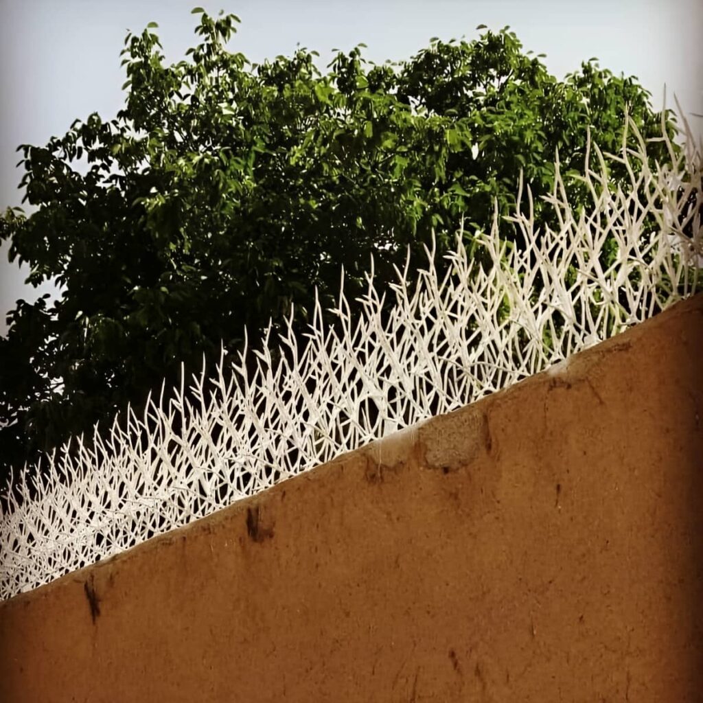 نرده روی دیوار آجری در استان خراسان جنوبی
