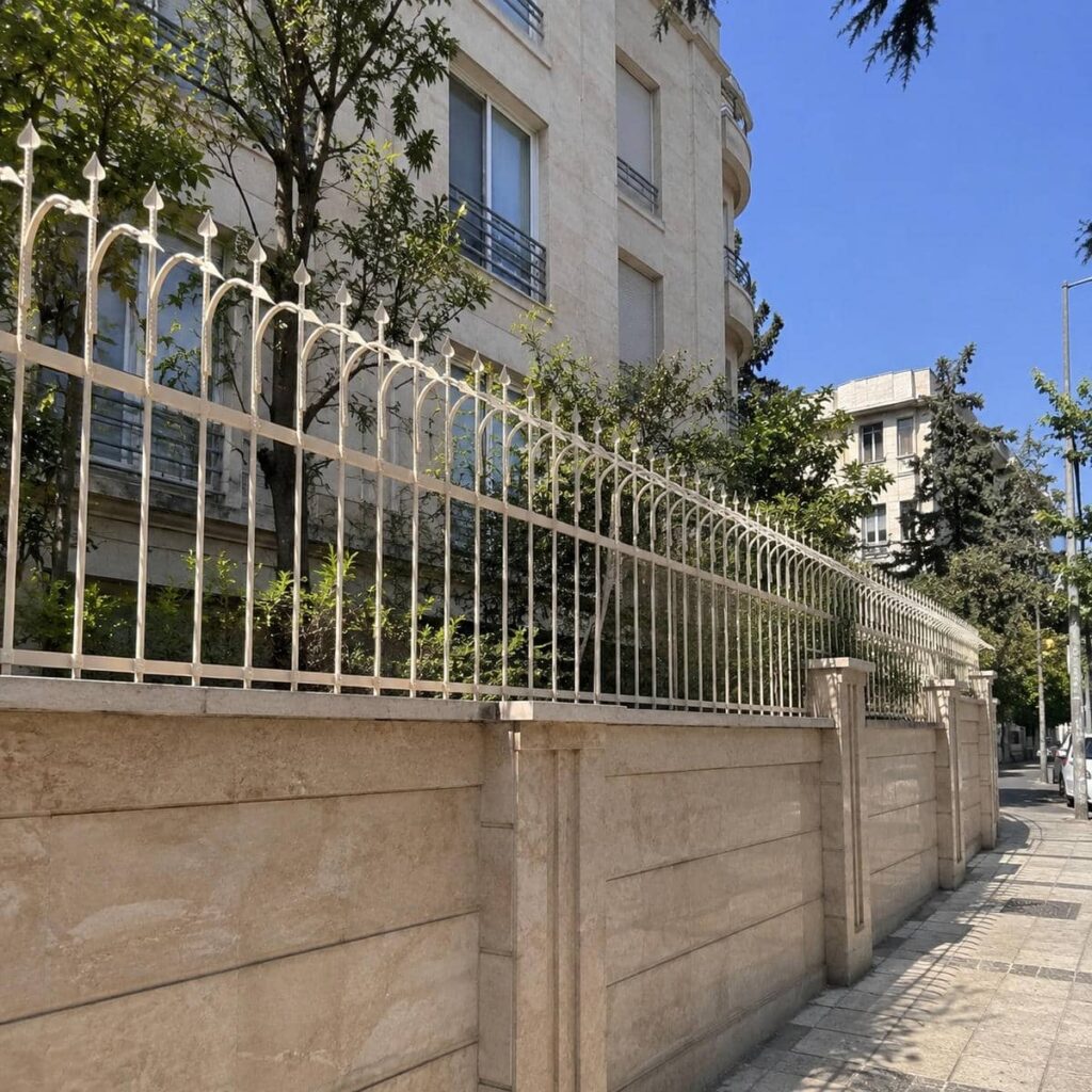 نرده روی دیوار با پوشش رنگ