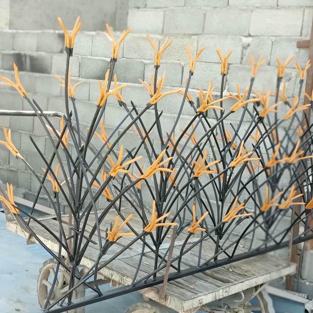 نرده روی دیوار با پوشش رنگ