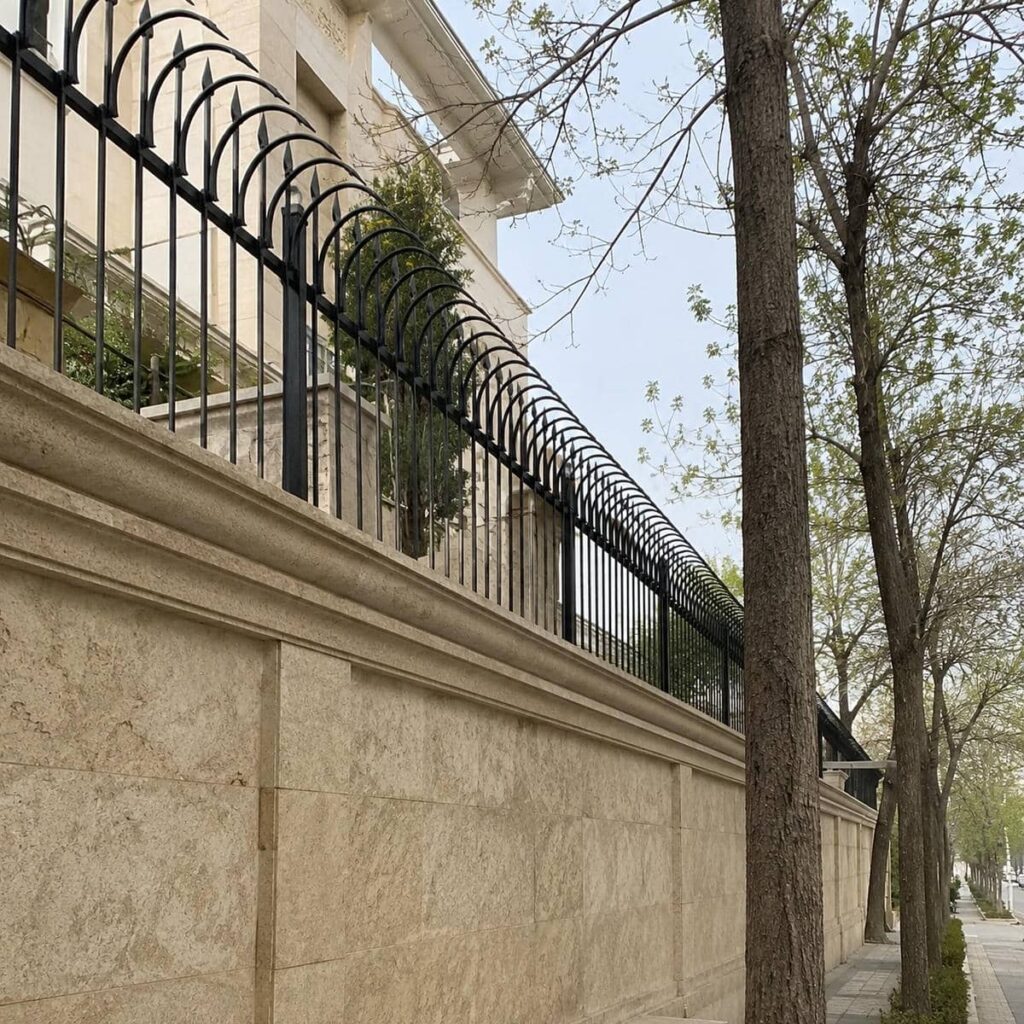 نرده روی دیوار با پوشش مقاوم استان سمنان