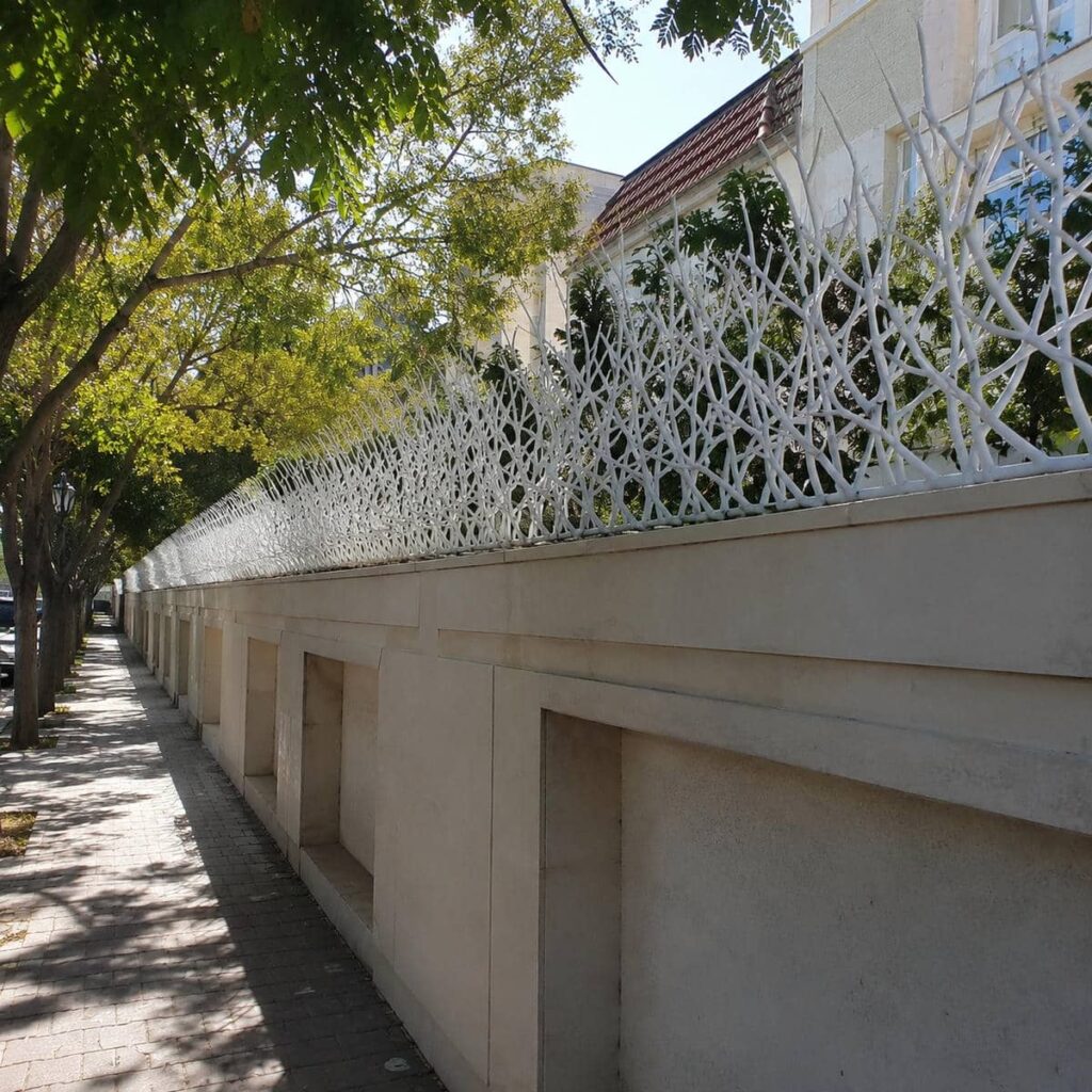 نرده روی دیوار نمای فرفورژه نرده روی دیوار نمای فرفورژه