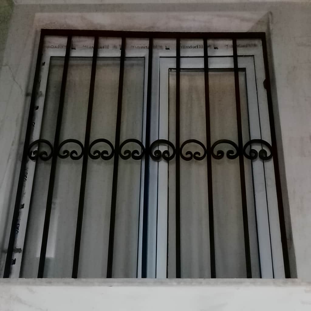نرده پنجره سفید ساختمان در استان یزد