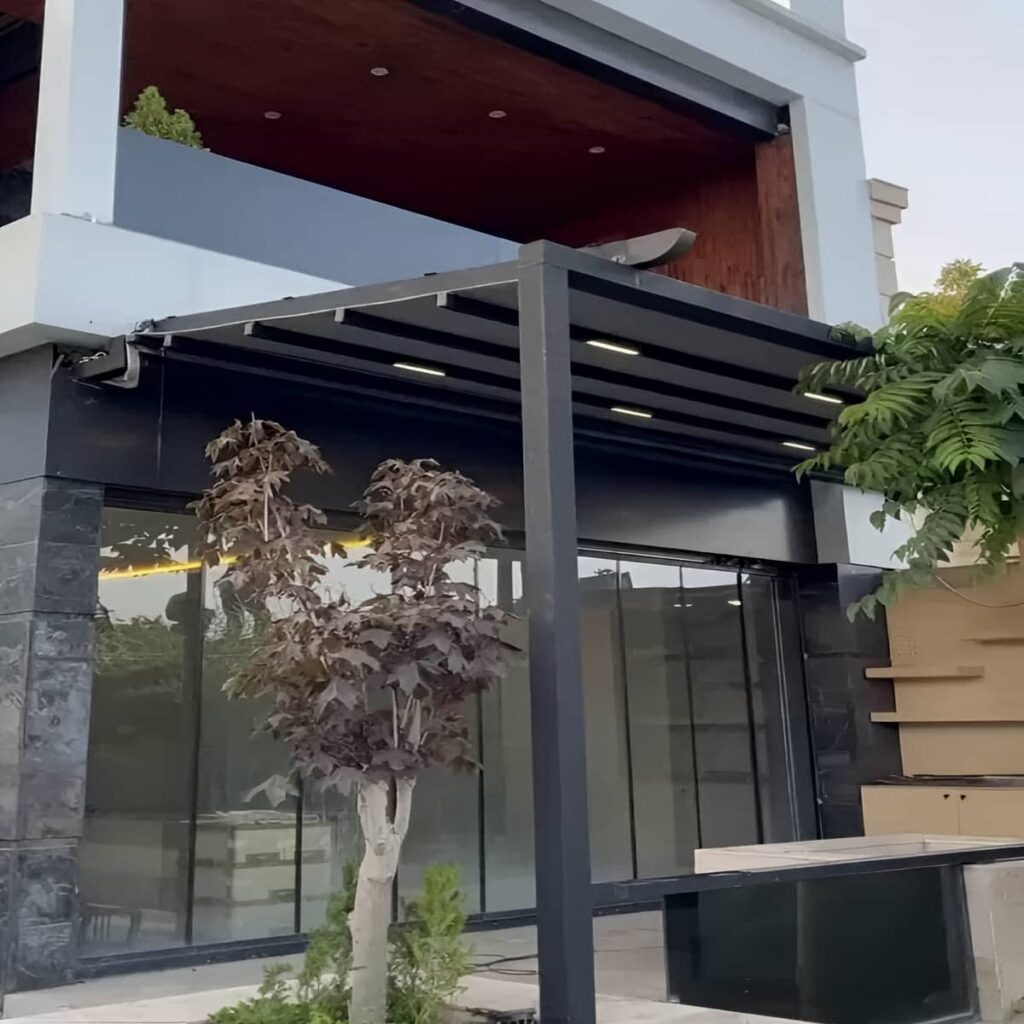 پوشش جمع شونده سفید کنار نمای مدرن ساختمان