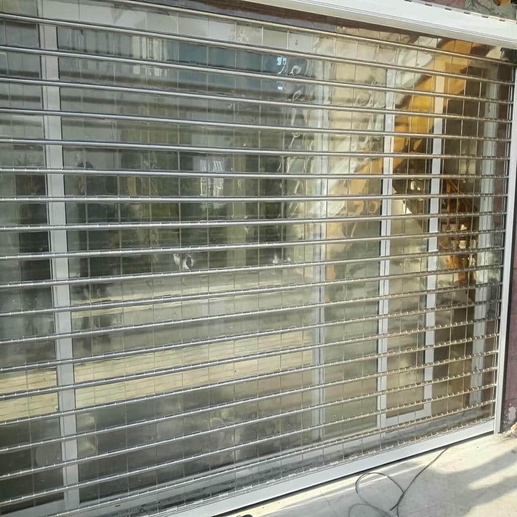 کرکره اتوماتیک نقره ای برای ورودی مسکونی