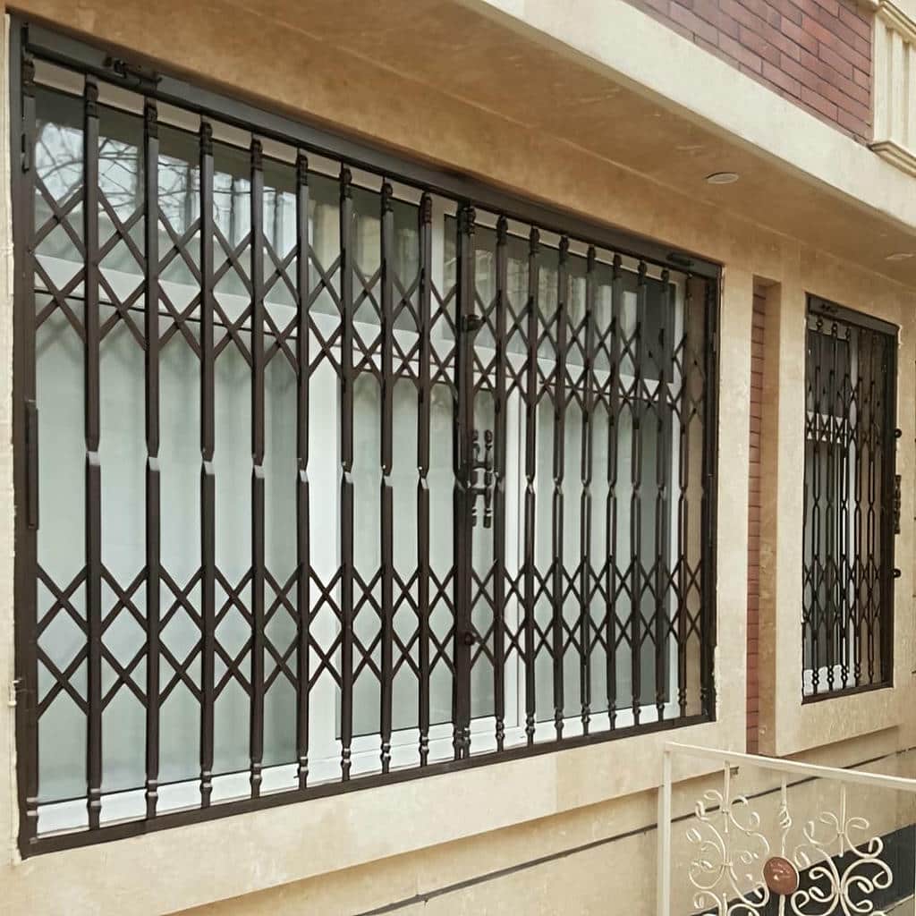 گارد آکاردئونی سفید برای ورودی آپارتمان