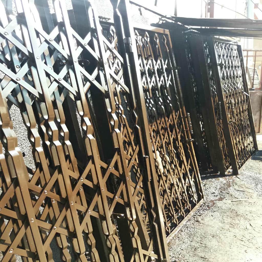 گارد آکاردئونی سفید برای ورودی آپارتمان