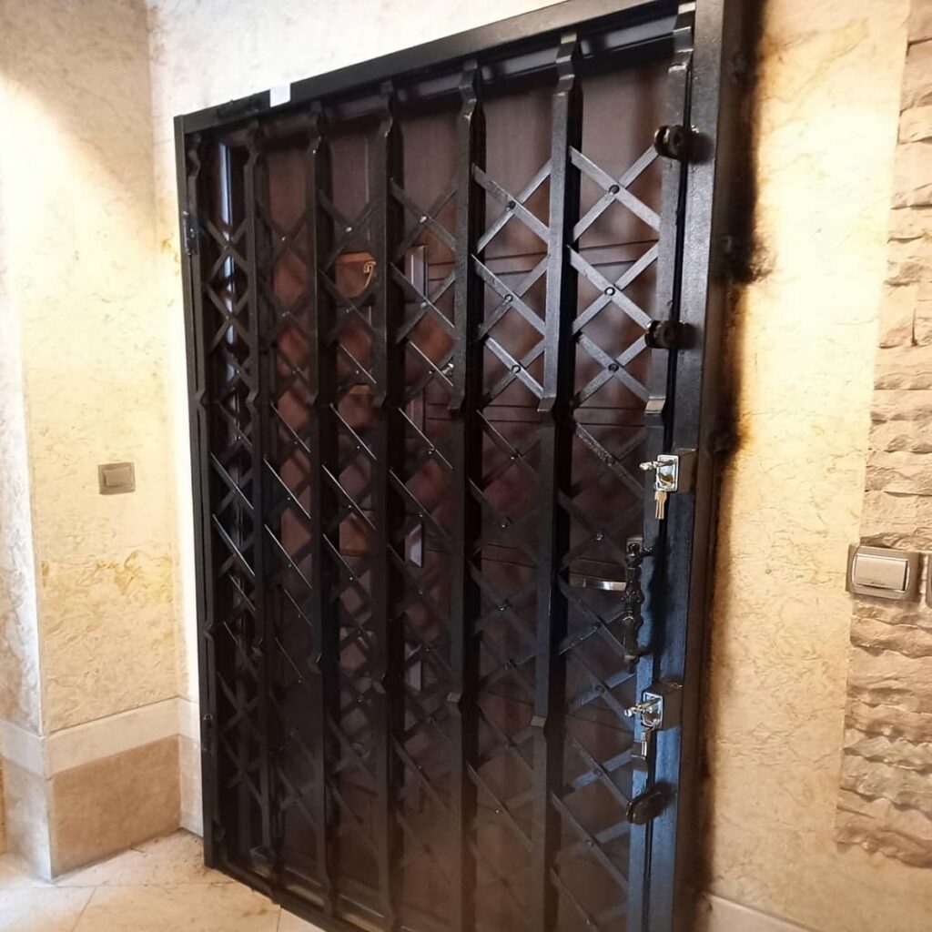 گارد سفید با قاب فلزی مستحکم