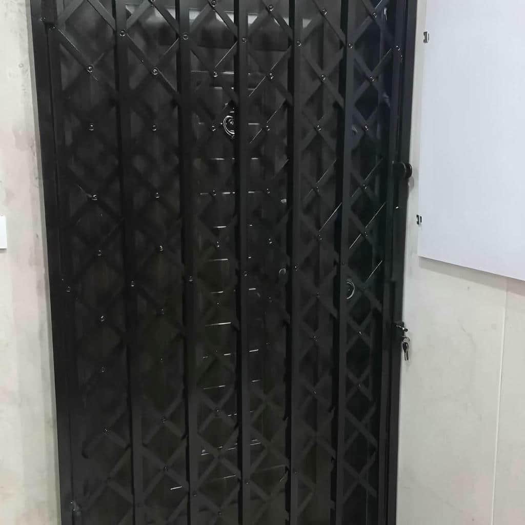 گارد فلزی با اتصالات منظم