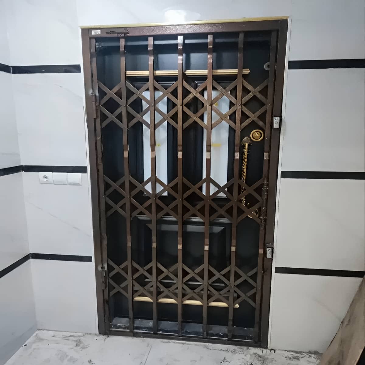 حفاظ درب آکاردئونی مشکی نصب شده در گرگان مرکز تخصصی عرضه حفاظ درب آکاردئونی در گرگان و حومه