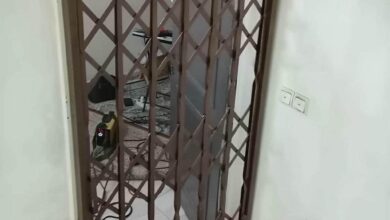 حفاظ درب آکاردئونی مشکی ورودی ساختمان کرمان