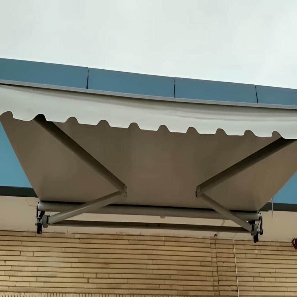 سایبان برقی بازویی خاکستری در خرم آباد روی ورودی مجتمع مرکز تخصصی عرضه سایبان برقی در خرم آباد و حومه